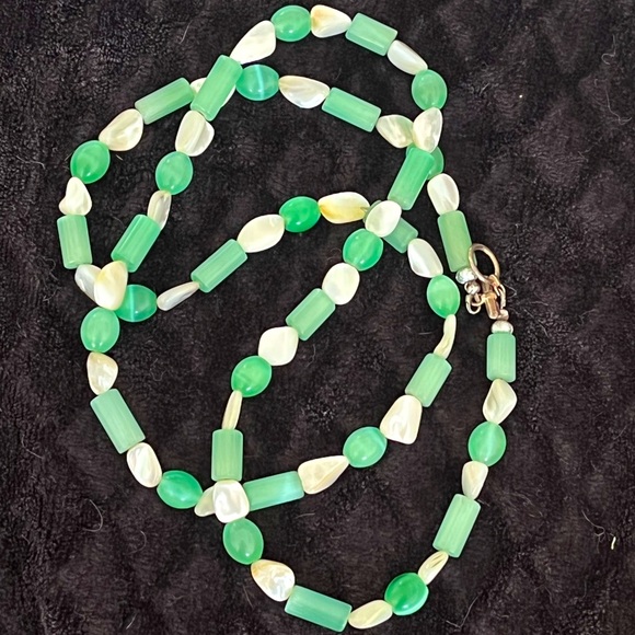 Vintage MOP & Green Glass Necklace 36” Fiber Glass - Picture 6 of 13